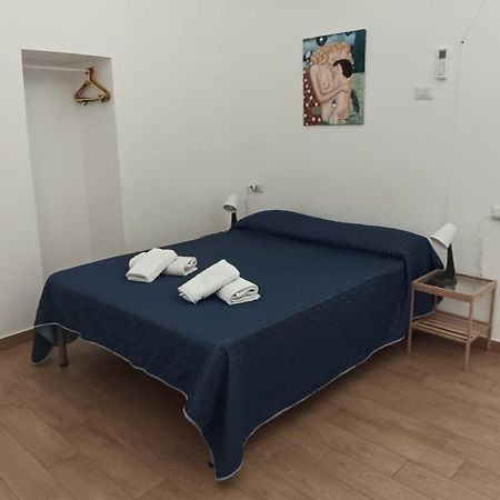 Casa Laura Oliva Mancini Bed & Breakfast Наполи Екстериор снимка